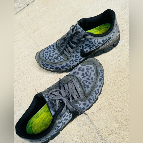Nike! Grey and black leopard print sneakers - Picture 3 of 4